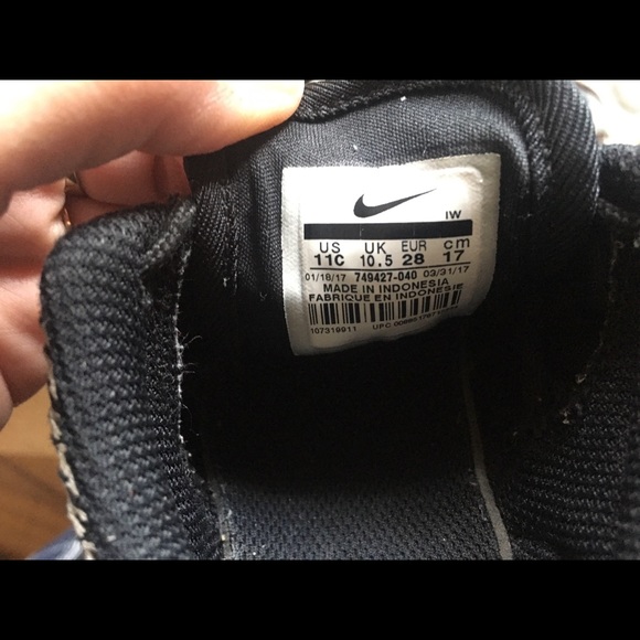 Little kids NIKE runners - Picture 3 of 3